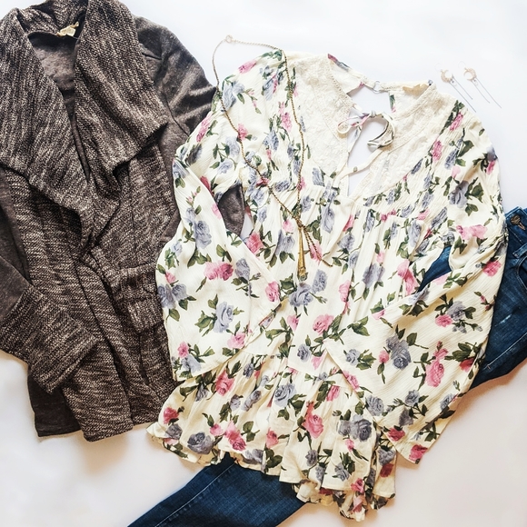 NWT Floral and Lace Tunic - Picture 6 of 6